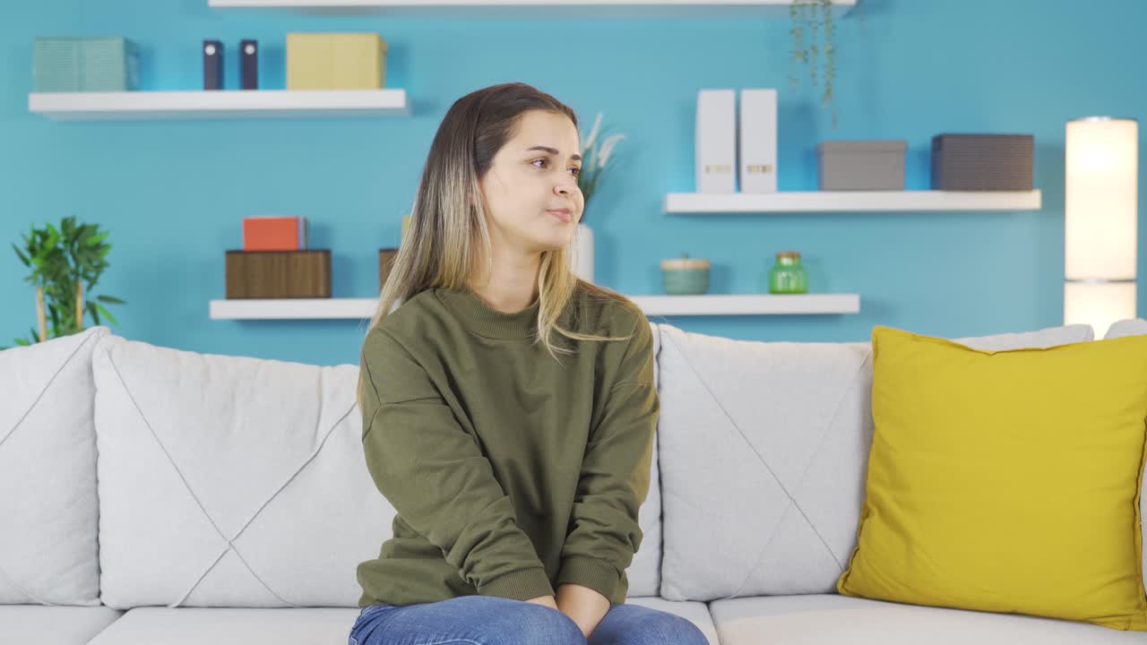 상처받고 깨진 어린 소녀는 카메라에 걸려 넘어집니다.