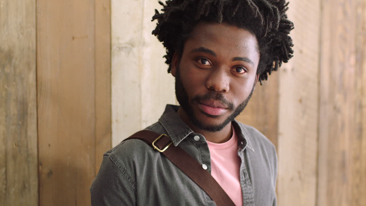 retrato de un joven riendo