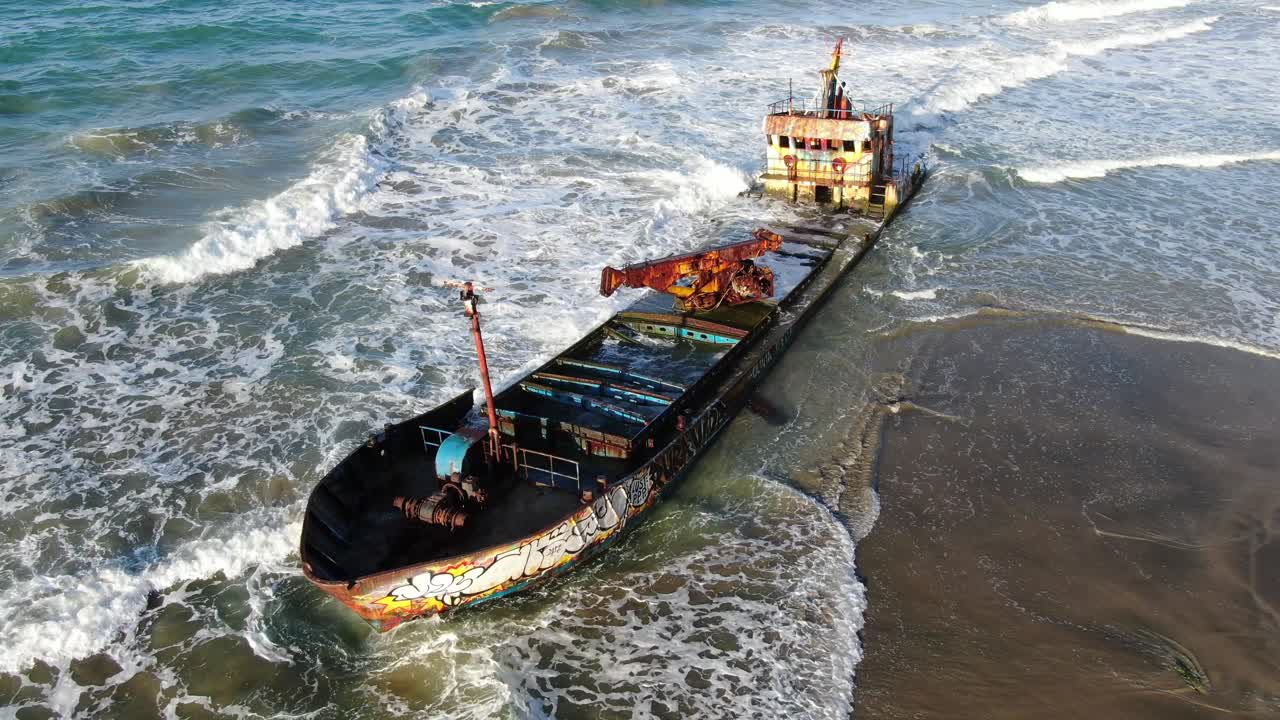 코스타리카 해변의 드론 뷰는 바다, 해안과 고립된 배를 보여줍니다.