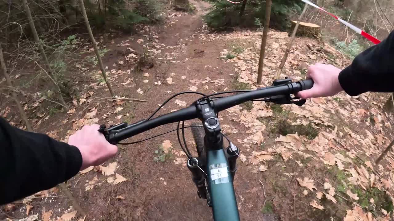 Video av en mountainbike som kör ut.