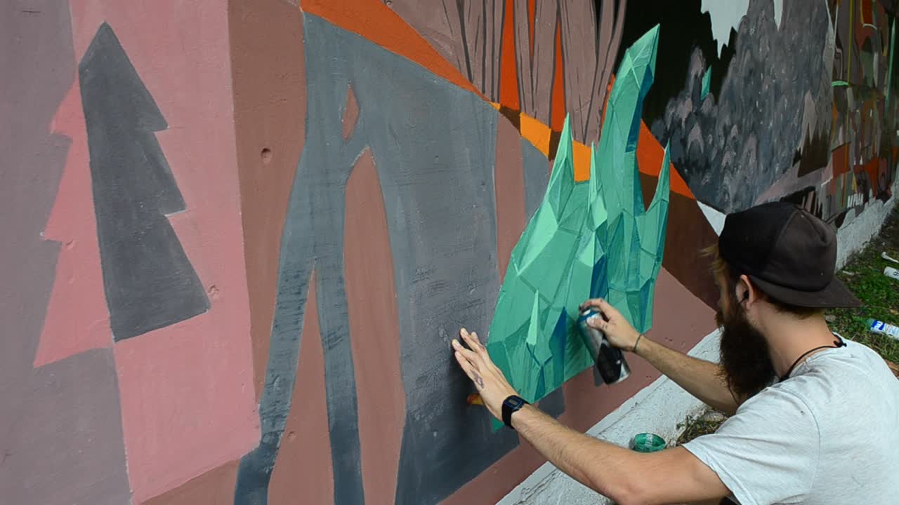 Processo di Creazione di Graffiti, Recinzione. L'Artista Disegna Graffiti