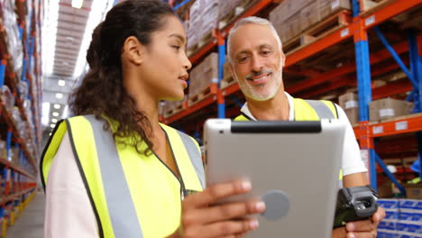 trabajadores que interactúan y apuntan
