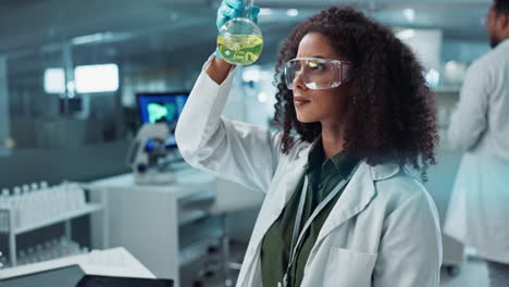 científica que lleva a cabo investigaciones en un laboratorio