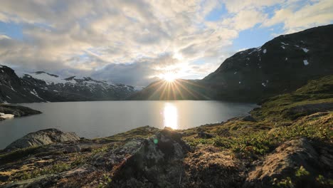 Puesta-De-Sol-Con-El-Telón-De-Fondo-De-Las-Montañas-Noruegas.-Hermosa-Naturaleza-Paisaje-Natural-De-Noruega.