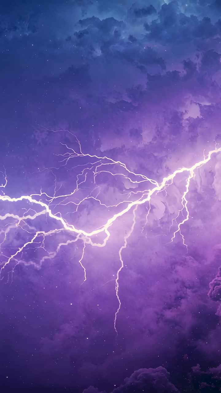 Vídeo vertical: Un relámpago dentado y brillante lanza rayos en las nubes nocturnas a medida que se acumula la carga