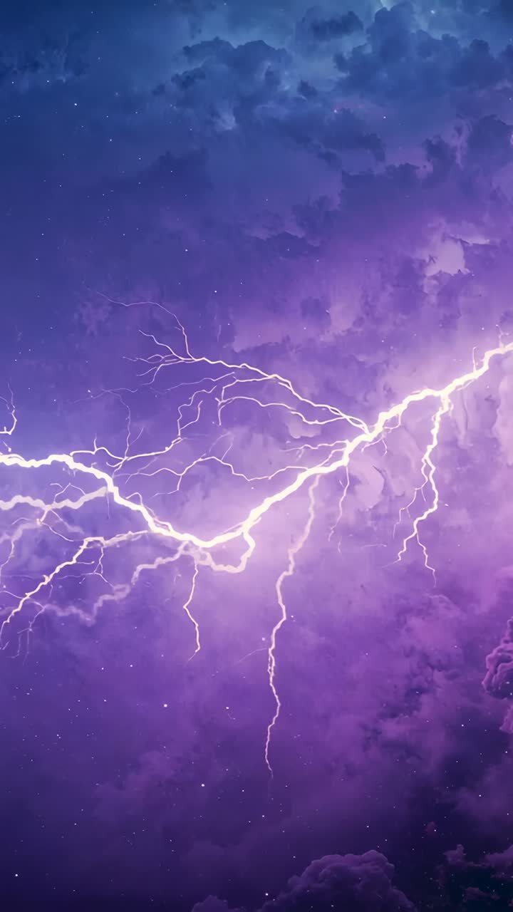 Video verticale: fulmine frastagliato lampeggiante che dirama scariche tra le nuvole notturne mentre la carica aumenta