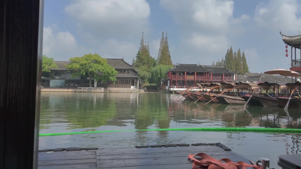 Video 4K cổ trấn sông nước Chu Gia Giác (Zhujiajiao) ở Trung Quốc, quay từ thuyền đang tiếp cận những chiếc thuyền kiểu gondola cũ đậu ven bờ
