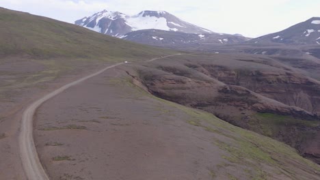 Dirt-road-leading-towards-Kerlingarfjöll-region-in-Iceland,-volcanic-landscape