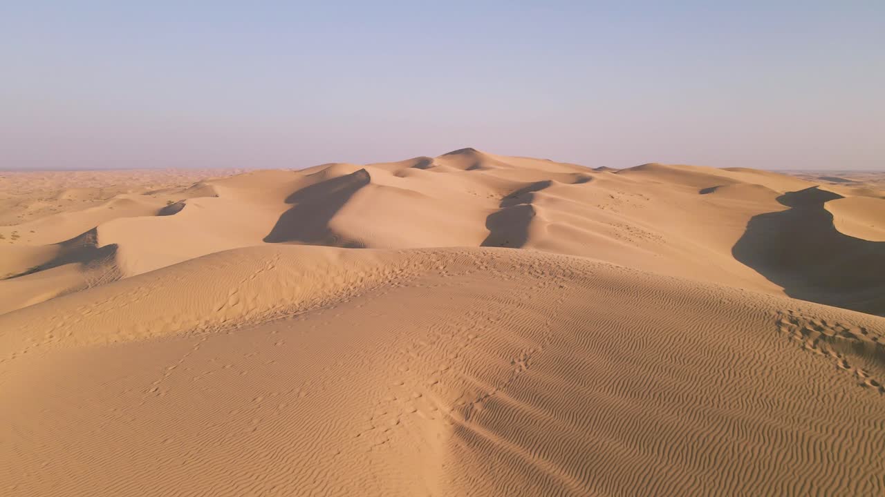 toma de empuje de 4k30fps de las dunas de arena de glamis en un desierto del sur de california
