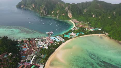 Time-lapse-De-Embarcaciones-Que-Salen-Y-Entran-En-Las-Bahías-De-Koh-Phiphi,-Tailandia