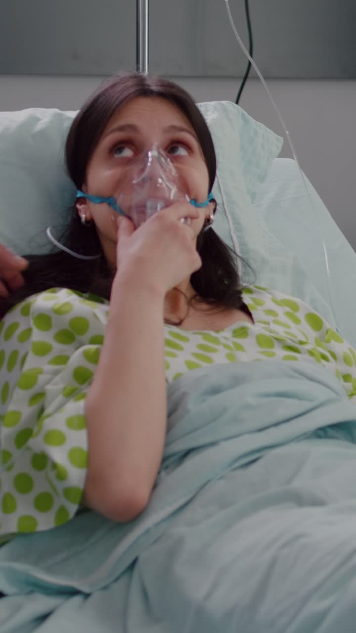 paciente descansando en cama con enfermedad respiratoria mientras los médicos monitorean el pulso cardíaco