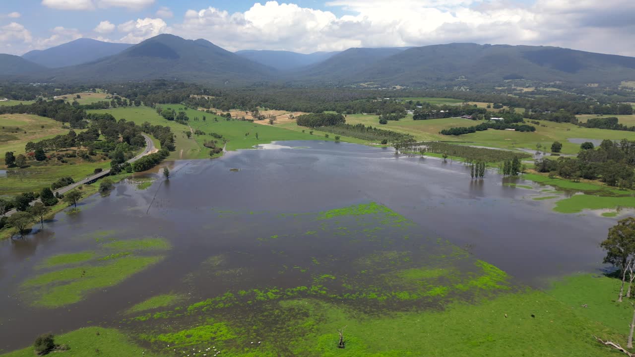 tierras de cultivo inundadas en el campo por avión no tripulado en australia