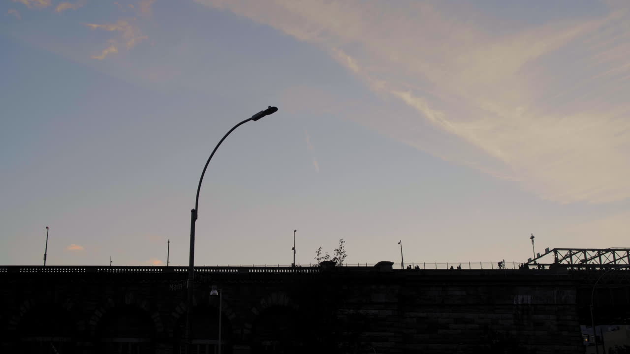 silueta de peatones cruzando el puente de brooklyn