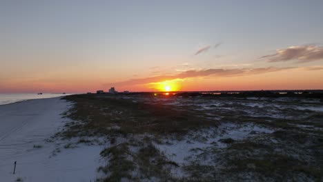 Umgekehrte-Luftaufnahme-Des-Sonnenuntergangs-In-Der-Nähe-Von-Gulfshores,-Alabama