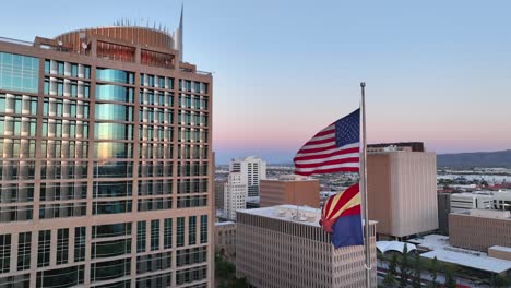 rascacielos del ayuntamiento de phoenix con banderas de estados unidos y arizona ondeando en el centro de phoenix, az