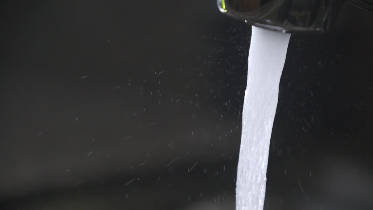 예방 코로나 바이러스 에서 흐르는 아름다운 물 흐름 - 물 입자 - 개인 위생