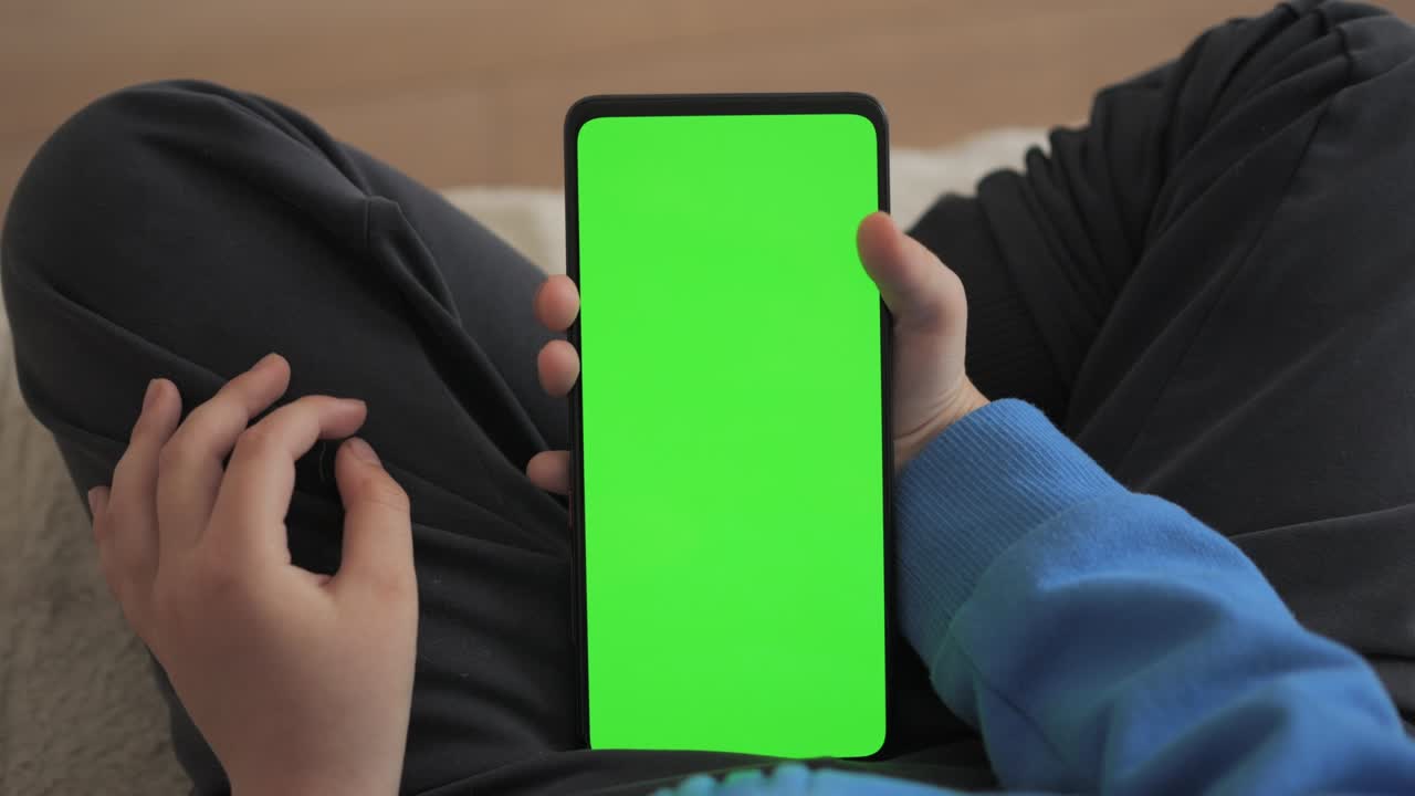 초록색 모형 화면을 가진 드폰, 크로마 키, 인터넷 서핑, 콘텐츠 영상, 블로그, 학습, 비디오 게임을 하는 소년