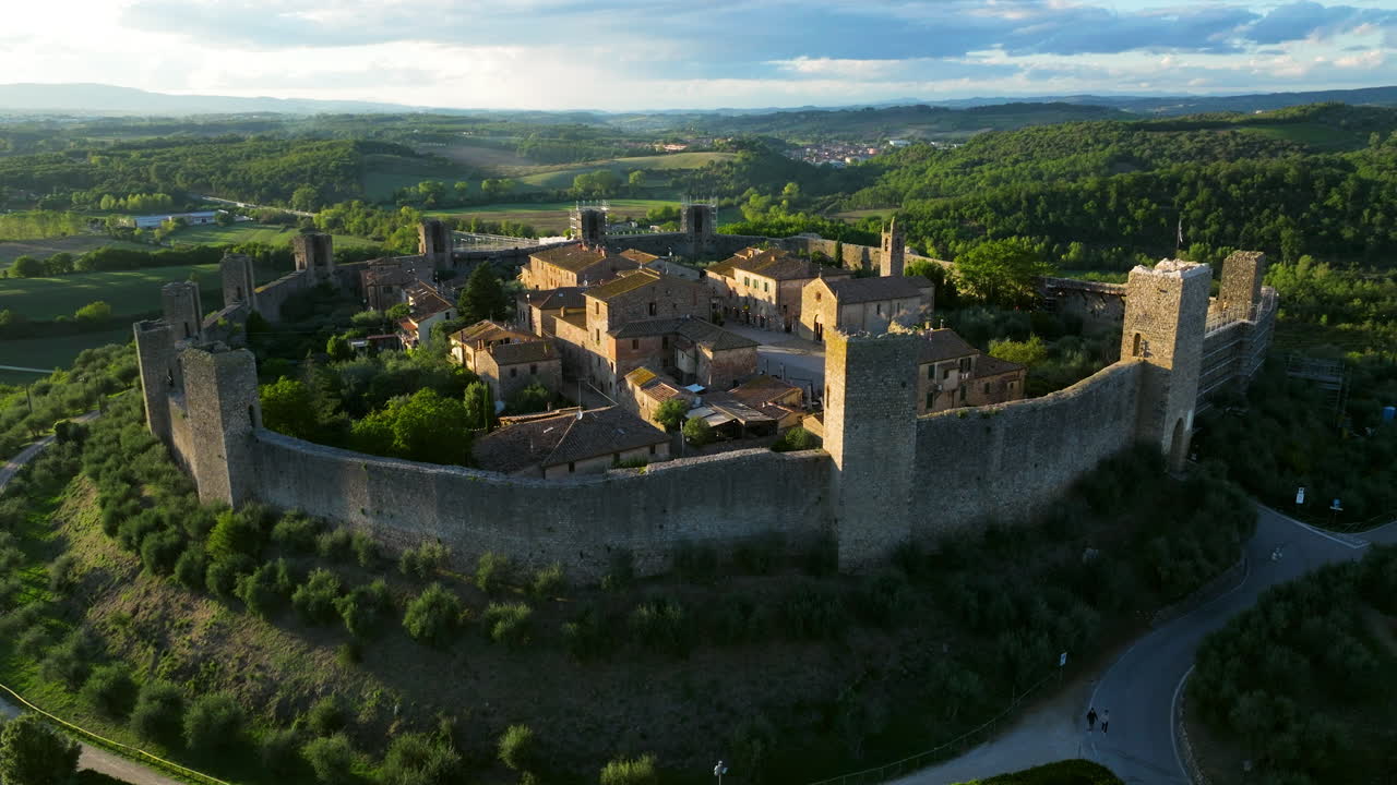 pueblo medieval amurallado de monteriggioni al atardecer en siena, toscana, italia