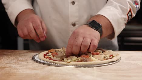 chef haciendo una deliciosa pizza de mariscos