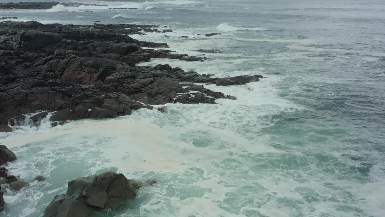 Vista aerea, 4K, onde che si infrangono sugli scogli