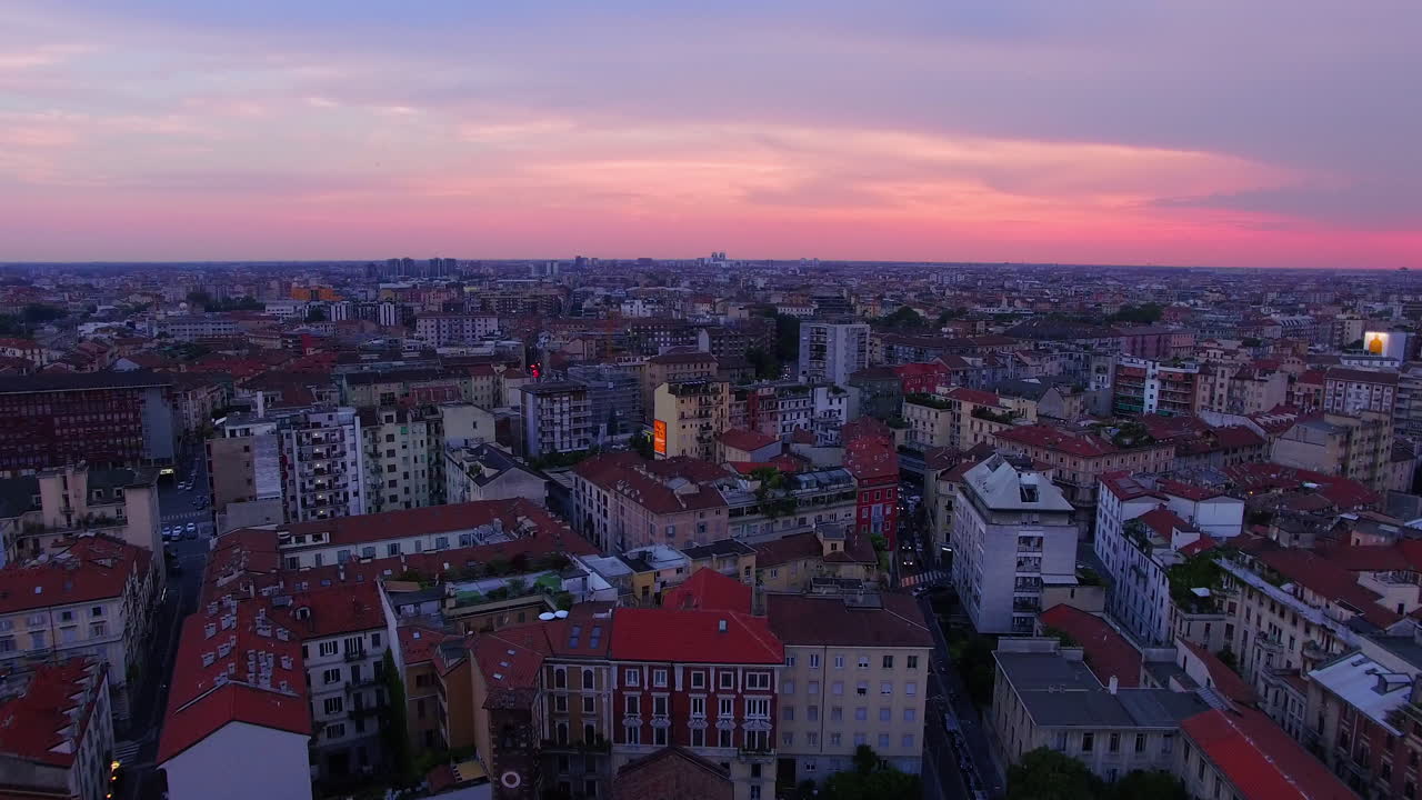 milán - un vuelo corto que revela los famosos bulevares y avenidas de la ciudad de milán - puesta de sol