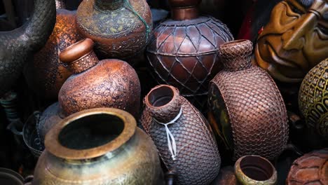 varias ollas antiguas y artefactos en el mercado de dubai