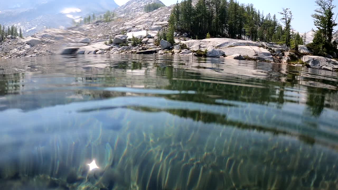agua clara en el lago alpino, desde el agua hasta la superficie del agua