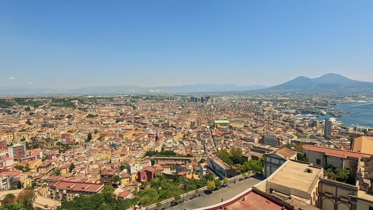 베수비우스 산과 함께 나폴리의 경치 좋은 전망