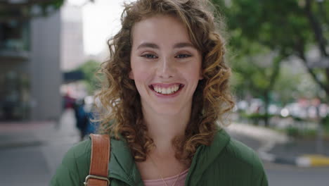 Retrato-De-Una-Hermosa-Joven-Pelirroja-Elegante-En-Las-Calles-De-La-Ciudad-Riendo-Alegre-Optimista-Disfrutando-De-Un-Feliz-Estilo-De-Vida-Urbano