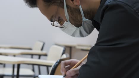 clase de examen de máscara de estudiante