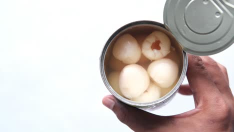 latas abiertas de litchis enlatados