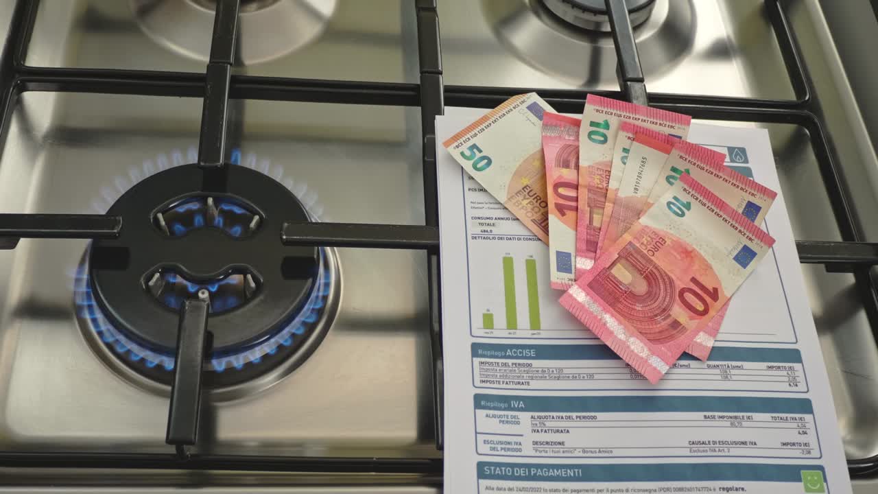Gasbrænder tændt, og i baggrunden trækkes 10 euro pengesedler ud. Konceptet om en kraftig stigning i gaspriserne