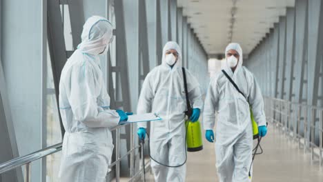 equipo de desinfección con trajes de protección
