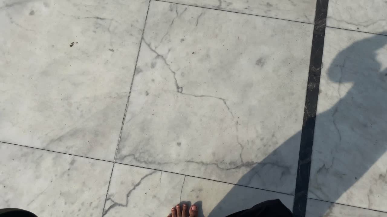 pie descalzo islámico, indio o musulmán irreconocible caminando dentro de una mezquita