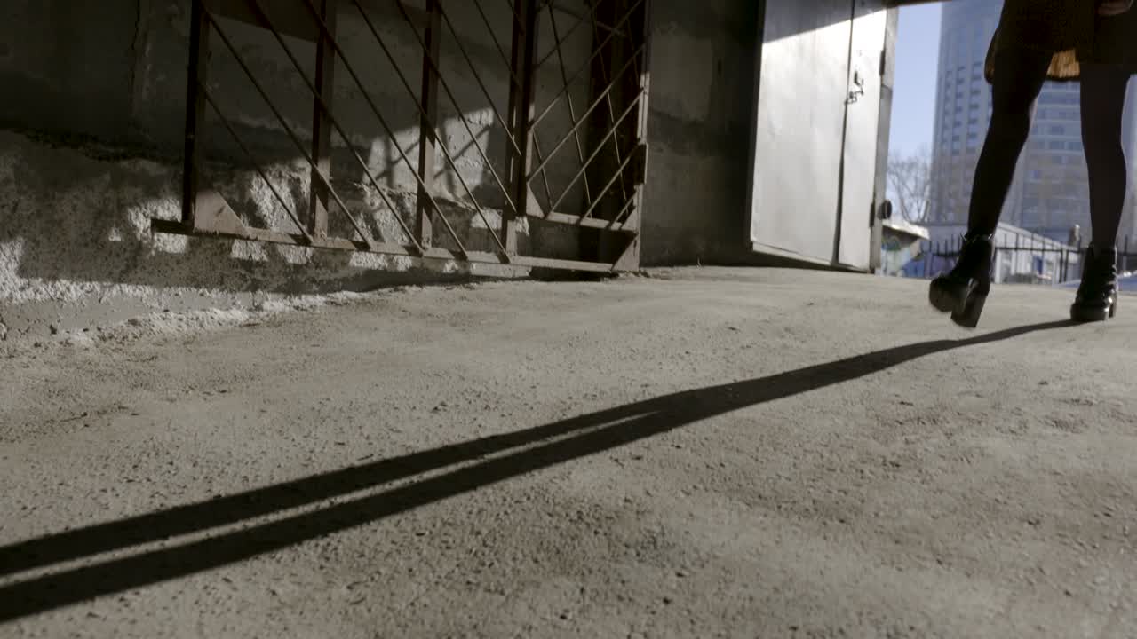 도시 입구를 걸어가는 여자