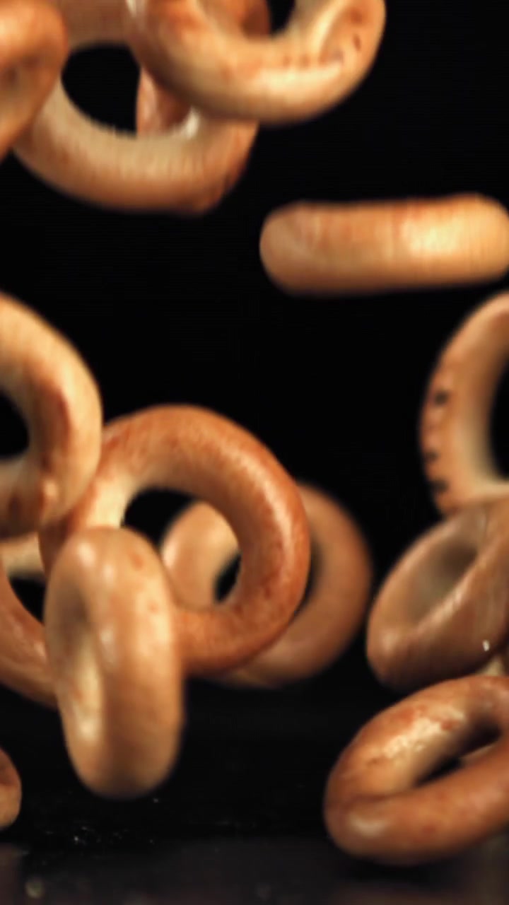 Bagels Caindo em Câmera Lenta em Fundo Preto