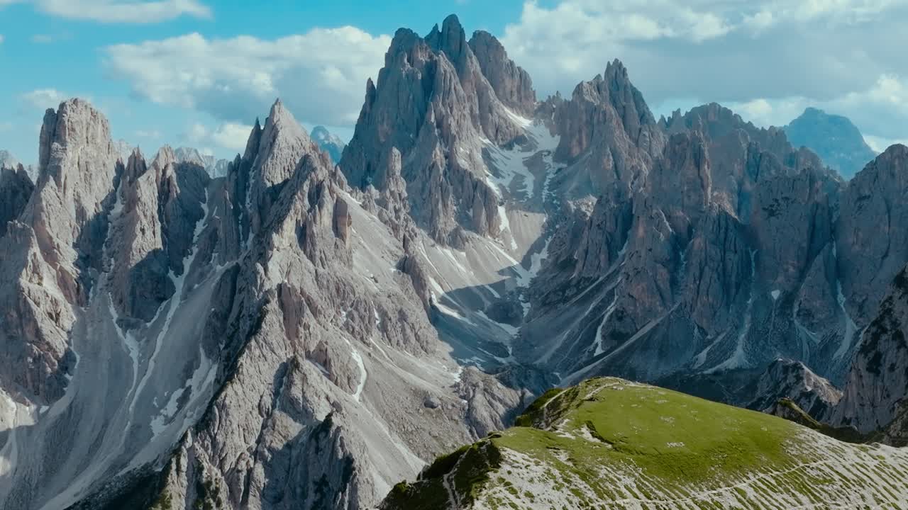 tre cime di lavaredo 이탈리아의 백운석 알프스의 공중 드론 샷, 4k