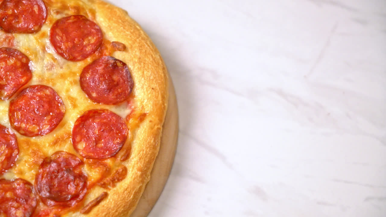 pizza de pepperoni en bandeja de madera - estilo de comida italiana