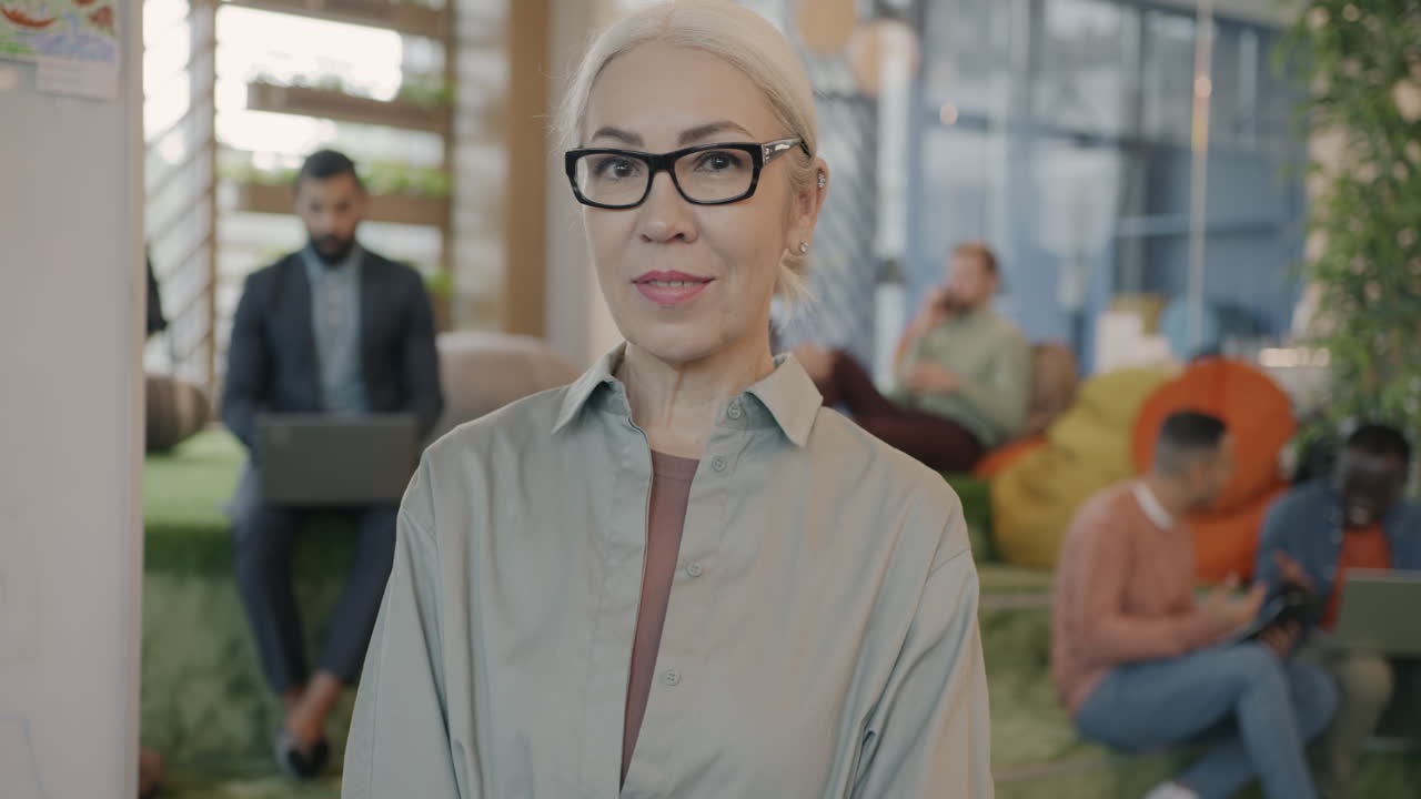 mujer de negocios en la oficina moderna