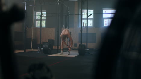 Joven-Haciendo-El-Ejercicio-De-Levantamiento-De-Pesas-Limpio-Y-Tirón-En-El-Gimnasio.-Hombre-Haciendo-Ejercicio-De-Peso-Muerto-En-El-Gimnasio.-El-Joven-Atleta-Levanta-La-Barra-Hasta-El-Pecho.-Levantador-De-Pesas-Masculino-Levantando-Una-Barra-En-Una-Competición