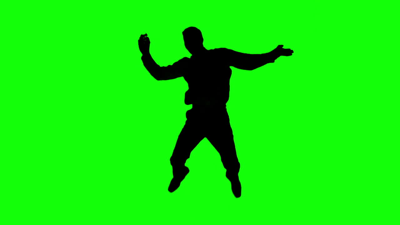 silueta de un hombre saltando y levantando las piernas en la pantalla verde