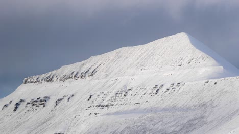 Zeitraffer-Arktischer-Schneebedeckter-Berg