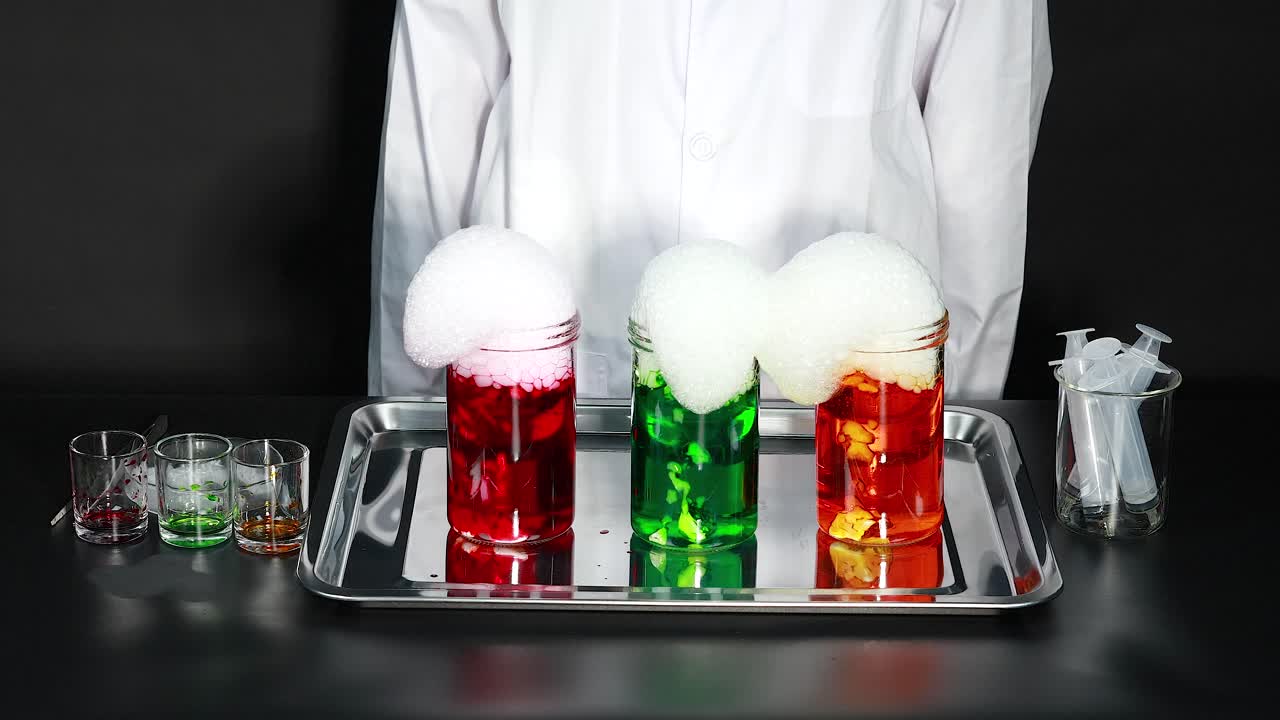 건조한 얼음으로 된 컵에서 다채로운 거품이 어 나옵니다.