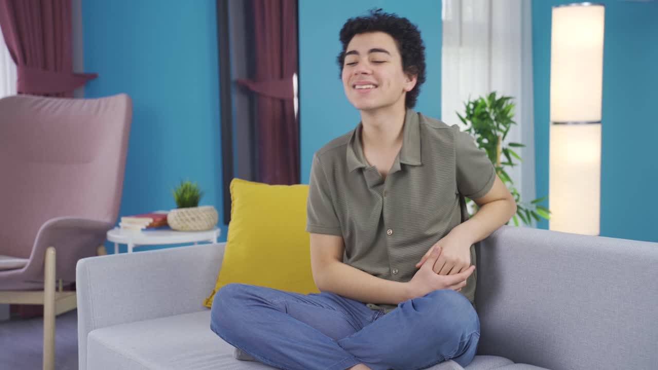 생각하면서 좋은 아이디어를 떠올리는 어린 소년.