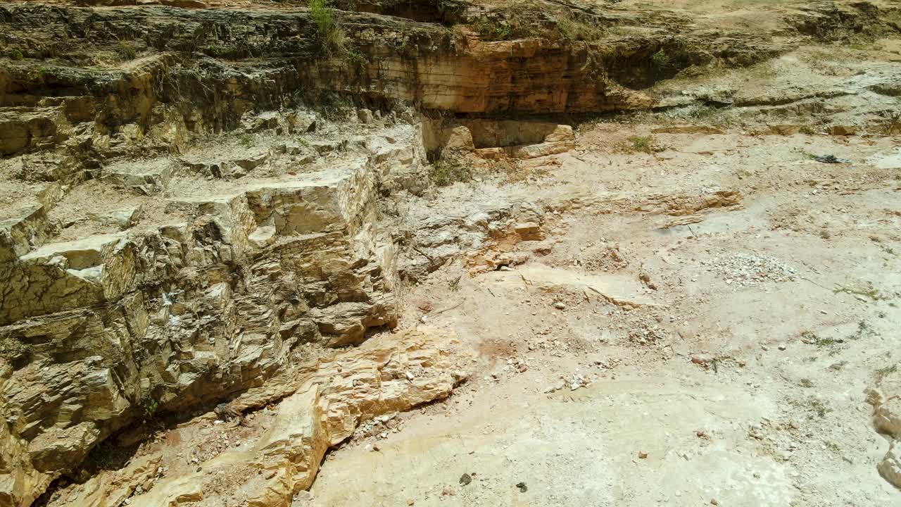 vuelo de drones inclinados del concurrido mercado local en la aldea tribal de kapenguria, comunidad rural tradicional en kenia áfrica