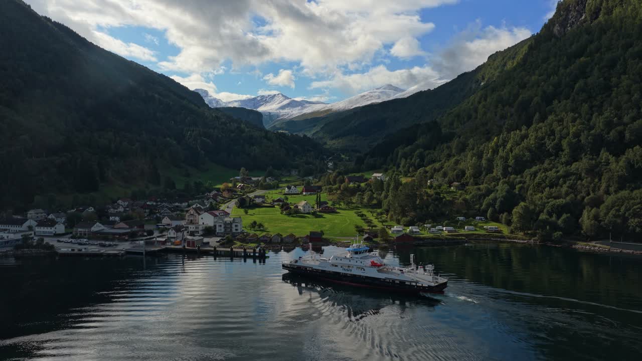 Schiff fährt nahe der Küste von Eidsdal, eingebettet im norwegischen Storfjord