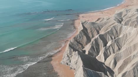 Toma-Aérea-En-Cámara-Lenta-De-La-Playa-De-Jiwani-En-Baluchistán