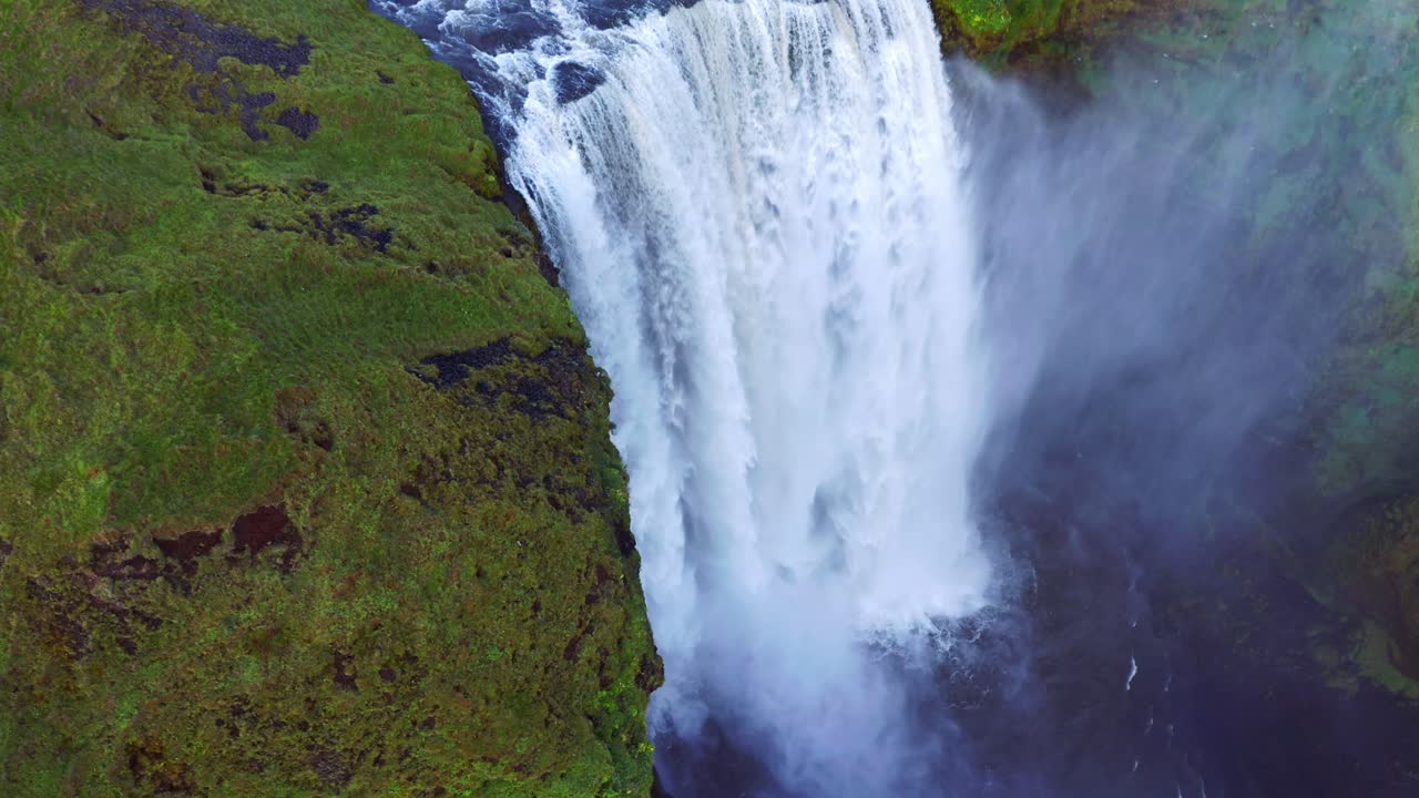 islandia cascada skogafoss en paisaje natural islandés - toma aérea de drones