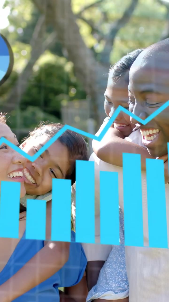 Vertikal video: Familie smiler i park, datapanel vises over dem med diagrammer til markedsføring.
