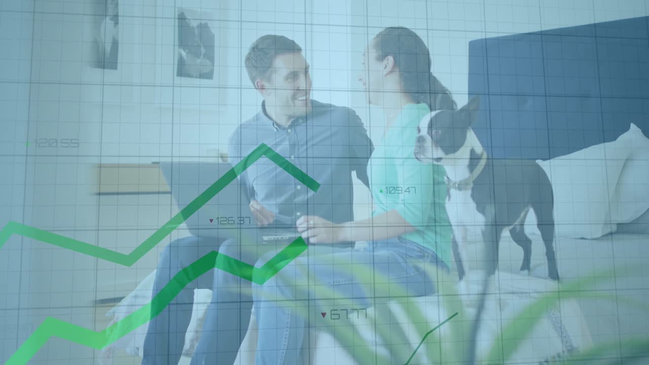 animación del procesamiento de datos financieros con líneas verdes y estadísticas sobre la pareja caucásica